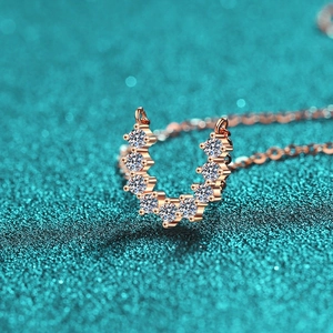 Élégant collier fer à cheval en or rose en forme de U avec onze pierres de moissanite