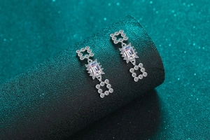 Detail von S925 Sterling Silber Quastenohrringen mit Moissanit und geometrischem Pavé-Design