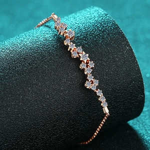 Élégant bracelet en moissanite or rose avec motif branche de fleur et fermoir coulissant réglable