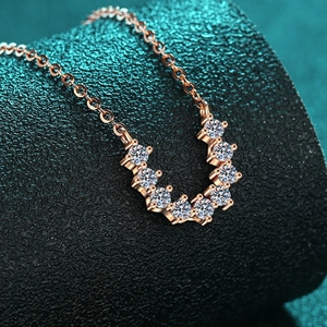 Collier élégant avec pendentif fer à cheval doré rose orné de sept zircons brillants