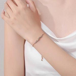 Bracelet ajustable en or rose orné de moissanites bleues en forme d'étoile et motif vague