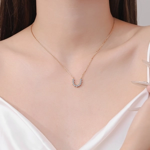 Élégant collier en forme de U en argent S925 doré avec des pierres de moissanite