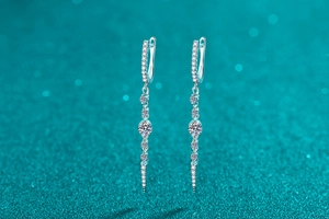 Vue macro des boucles d'oreilles pampilles en argent S925 avec cristaux scintillants