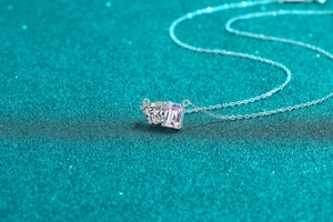 Makrodetail der S925 Sterlingsilber Kette mit Herz und Smaragdschliff Moissanit Anhänger