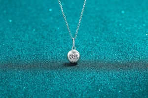 Vue macro d'un collier en argent S925 avec pendentif cœur en moissanite