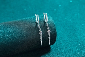 Vue rapprochée de boucles d'oreilles pendantes en argent S925 serties de moissanites