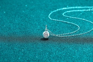 Détail macro du collier en argent S925 avec pendentif en moissanite taille coeur