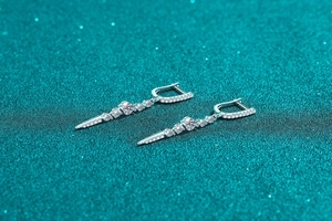 Détail macro de boucles d'oreilles pampilles en argent S925 avec moissanite goutte