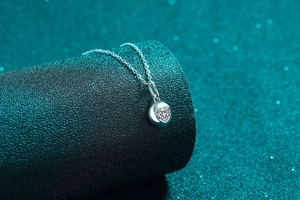 Vue détaillée du collier coeur en argent massif S925 avec pendentif en moissanite serti clos