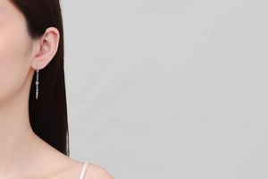 Gros plan de boucles d'oreilles en argent S925 avec pampilles de moissanite sur modèle