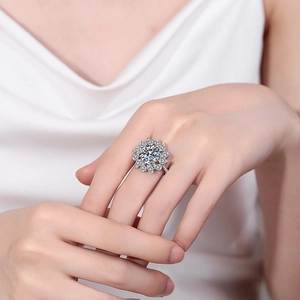 Elegant S925 sterling silver snowflake ring with 5 carat moissanite and halo stones