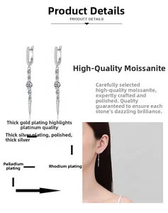 Détail de boucles d'oreilles pendantes en argent S925 avec moissanite et placage multicouche