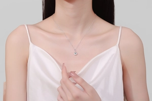 Élégant collier moissanite en argent S925 porté par un mannequin sur fond satiné