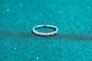 Makro-Detail des S925-Silberrings mit gedrehtem Band und Pavé-Moissanit-Steinen