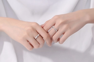 Dettaglio del set di anelli di coppia in argento S925 e moissanite indossati