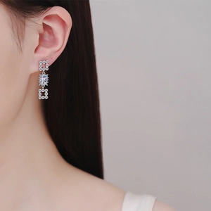 Elegante S925 Sterlingsilber Quasten-Ohrhänger mit funkelndem Moissanit am Model