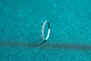 Makroaufnahme von S925 Sterling Silber Drehring mit Moissanit-Pavé-Details für Damen