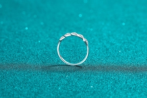 Detailansicht des S925 Sterling Silber Moissanit Wellenrings mit Pavé-Diamanten