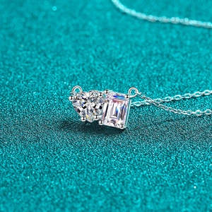 Halskette aus 925er Sterlingsilber mit Herz- und Smaragdschliff Moissanit-Anhängern