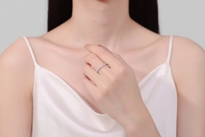 Nahaufnahme eines S925 Sterling Silber Moissanit-Rings am Modell in weißer Seide