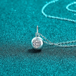 Collier élégant en argent sterling S925 avec pendentif cœur en moissanite sur chaîne en O