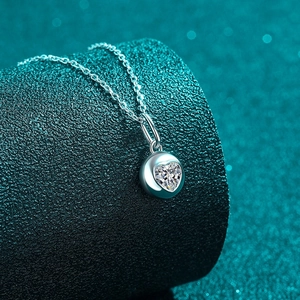 Élégant collier en argent sterling S925 avec pendentif cœur en moissanite sur base luxe