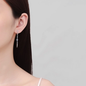 Élégantes boucles d'oreilles pampilles en argent 925 avec moissanite sur mannequin
