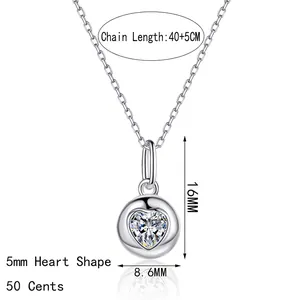 Collier en argent S925 avec pendentif cœur et moissanite de 0,5 ct sur fond blanc