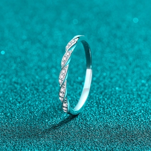 Eleganter S925 Sterlingsilber Moissanit Ring mit gedrehtem Seildesign und Pavé-Fassung
