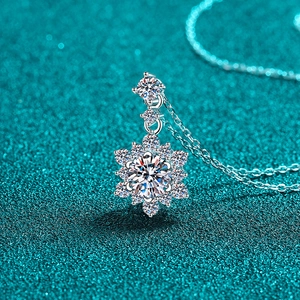 Elegant S925 sterling silver snowflake pendant necklace with sparkling moissanite stone