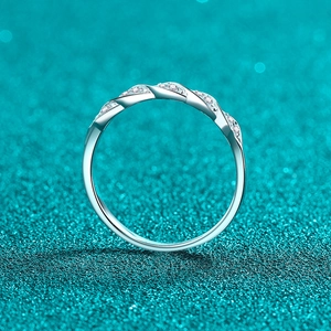 Eleganter S925 Sterlingsilber Moissanit Ring mit gedrehtem Pavé-Band auf blauem Grund