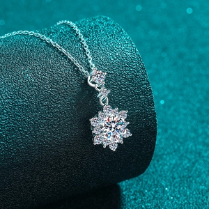 Sparkling S925 sterling silver snowflake pendant necklace with brilliant moissanite stone