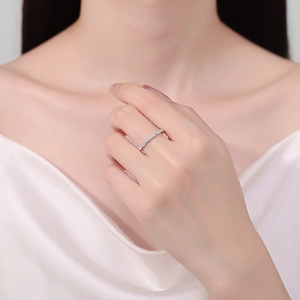 Eleganter S925 Sterlingsilber Moissanit Ring mit gedrehtem Band für Damen Alltag