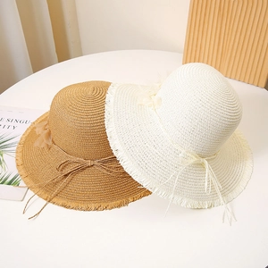 Strohhut mit breiter Krempe, Blumenkranz und Fransen für den Sommerurlaub am Strand