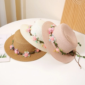 Chapeaux de paille à sommet plat pour femmes avec guirlande florale en trois couleurs