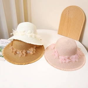 Damen Strohhüte mit breiter Krempe in Beige, Braun und Rosa mit Blumen und Perlen