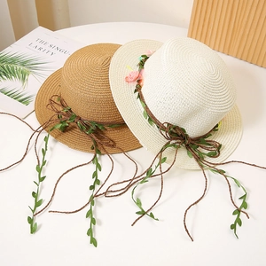 Chapeaux de paille à sommet plat avec fleurs pour la plage et les vacances d'été