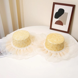 Chapeau de paille plat avec perles élégantes et bord en organza blanc translucide
