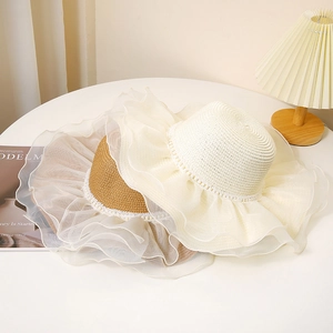 Chapeaux de paille à large bord avec mesh organza plissé en beige et marron clair