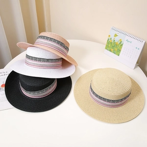 Flache Strohhüte in vier Farben mit Boho-Band für den Sommerurlaub am Strand