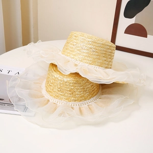 Chapeau de soleil en paille à sommet plat avec froufrous en organza blanc et garniture perles