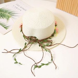 Chapeau de paille à sommet plat orné de roses roses et de détails de bordure en vigne