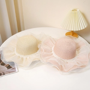 Chapeaux de paille à larges bords avec volants en organza et perles en beige et rose