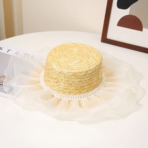 Chapeau de paille vintage avec large bord en organza et chaîne de perles