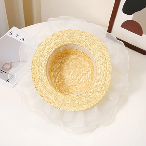Détail d'un chapeau de paille avec bord en organza et cordon de serrage interne réglable