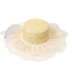 Chapeau de paille à haut plat avec perles et bord en organza de style français