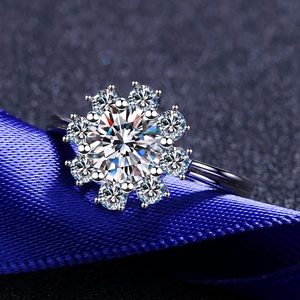 Anello girasole in argento S925 e moissanite con montatura halo su raso