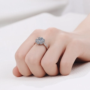 Elegante anello girasole in argento S925 e moissanite indossato per nozze e proposta