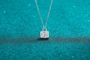 Macro de pendentif carré en moissanite argent 925 sur une fine chaîne de collier
