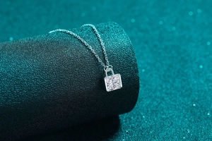 Détail du collier en argent S925 avec pendentif en moissanite de coupe princesse